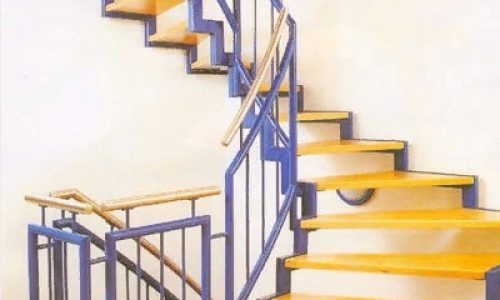 Лестница на ломанном косоуре с забежными ступенями..